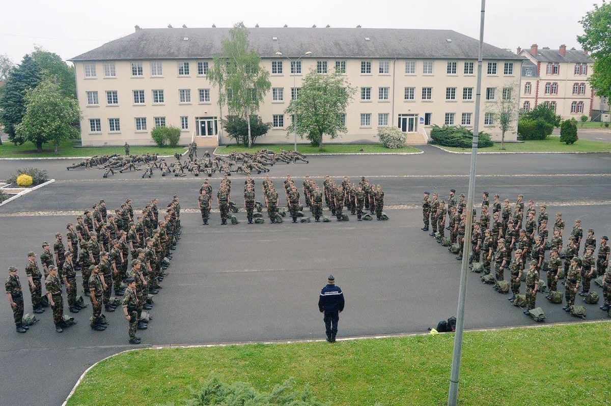 cheyenneV896's tweet photo. 2e Compagnie rassemblée ! 👮🏼👋🏻 #Courage #Honneur #Cohésion #Gav #EGAV #Ecole #fontainebleau #13/2016 https://t.co/aQdMERoQbs