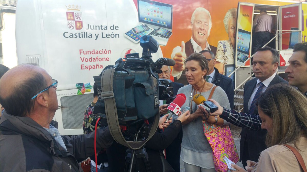 canalsenior's tweet photo. Victoria Seco, Directora General de Telecomunicaciones JCyL inaugura la nueva ruta del #CiberBus #mayoresconecta2 https://t.co/lwUpARLP4j