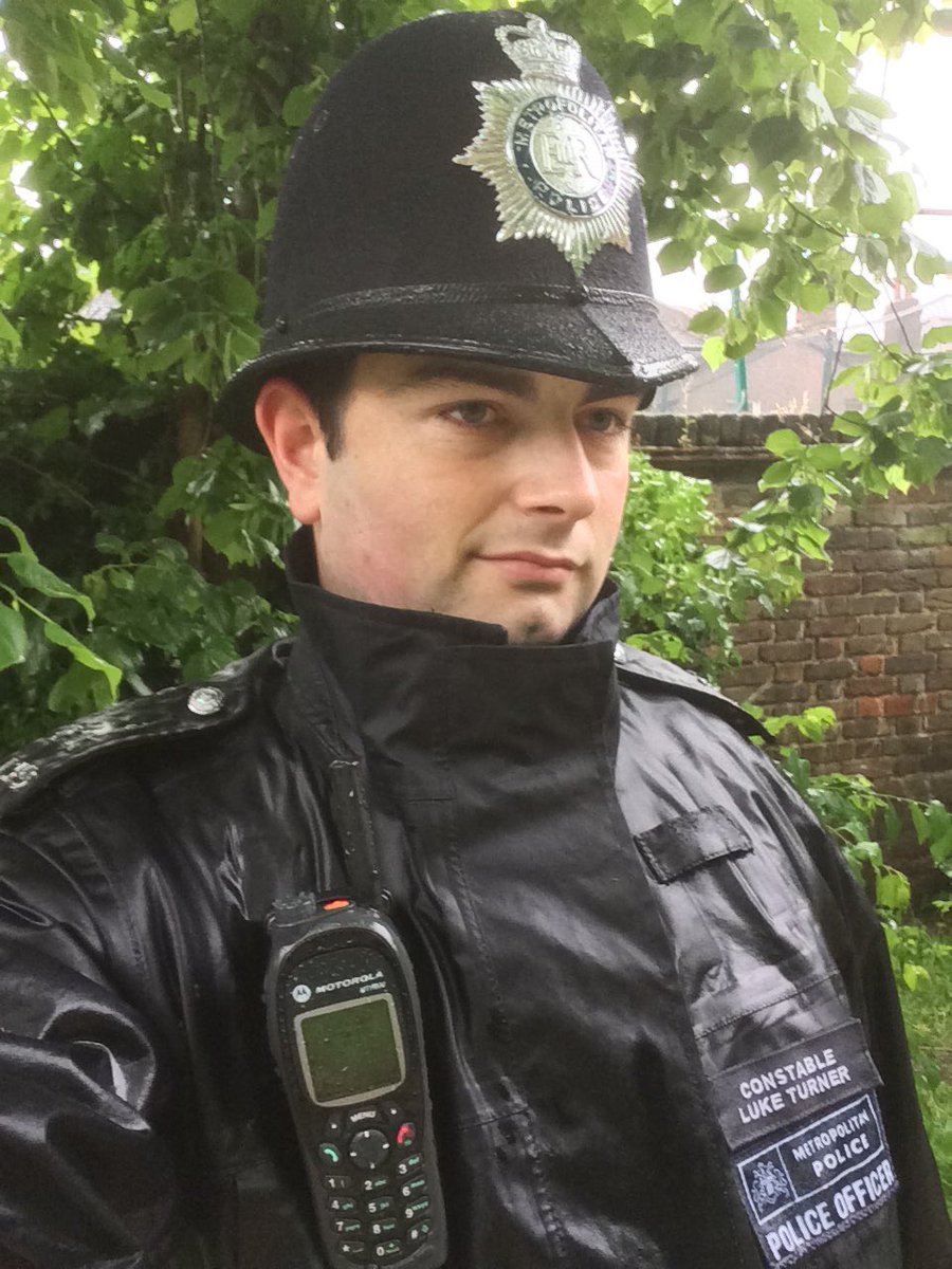 MPSBlackheath's tweet photo. It's a bit wet out, good for the ducks but not me! Patrols in Manor Hse Gardens #whatevertheweather
#PCLuke https://t.co/5gCRa5OY9s
