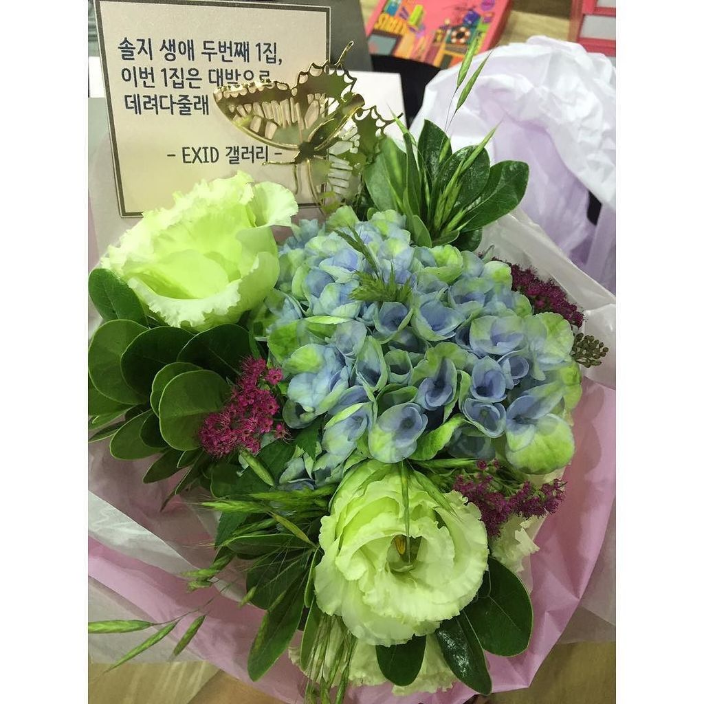 EXIDoffical's tweet photo. [SOLJI INSTAGRAM] 데려다줘...ㅋㅋㅋㅋ #꽃#너무이뿌다#고마워요😘 https://t.co/KvU2DYGkrx