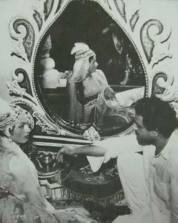 bollywood707's tweet photo. #Madhubala and #KAsif on the sets of #MughalEAzam 
For more click https://t.co/dduNAizbu5 #Bollywood #Bollywoodire… https://t.co/kXGjcpchlt