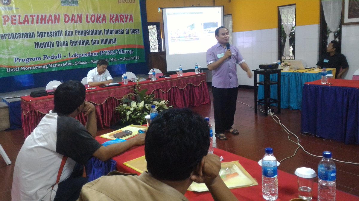 @so3p  <a href="/bloggerbanyumas/">Blogger Banyumas</a> bercerita infografis di Pelatihan Pelatihan Informasi Desa, Lakpesdam NU #Cilacap <a href="/masfadlie/">Akhmad Fadli</a>
