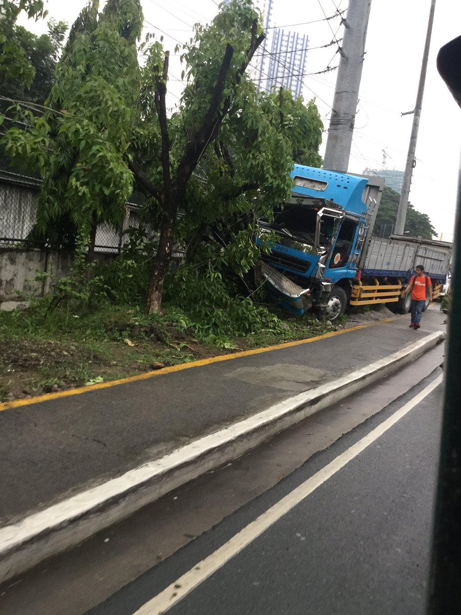 sparky0316's tweet photo. Careful on the road guys. Slippery when wet😁😔 https://t.co/oOcghtCoet
