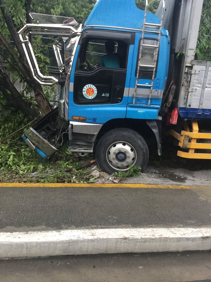 sparky0316's tweet photo. Careful on the road guys. Slippery when wet😁😔 https://t.co/oOcghtCoet