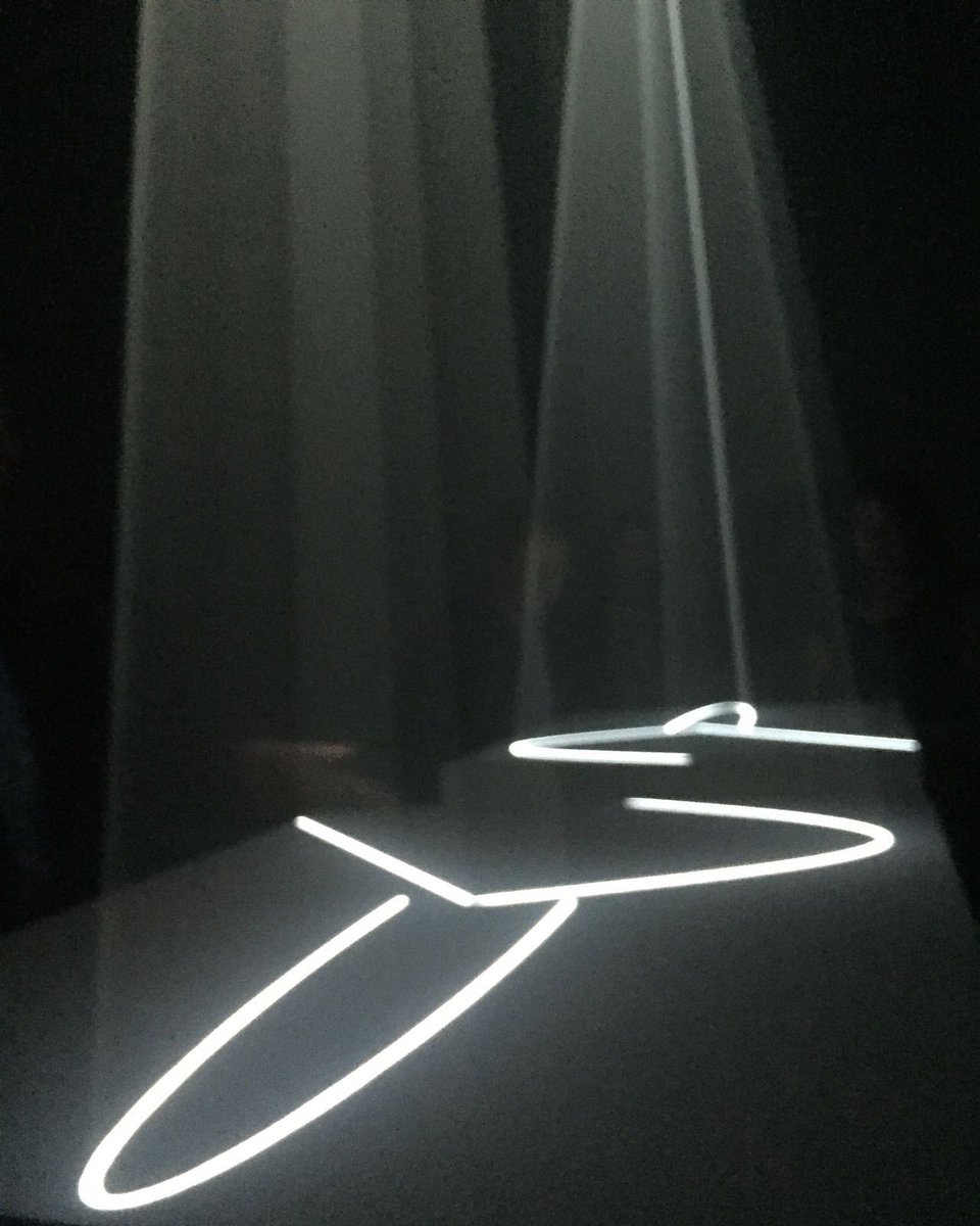 Imperdible Solid Lights de #AnthonyMcCall en @fundaciogaspar. Entre el cine expandido y el dibujo @LOOPBarcelona '16