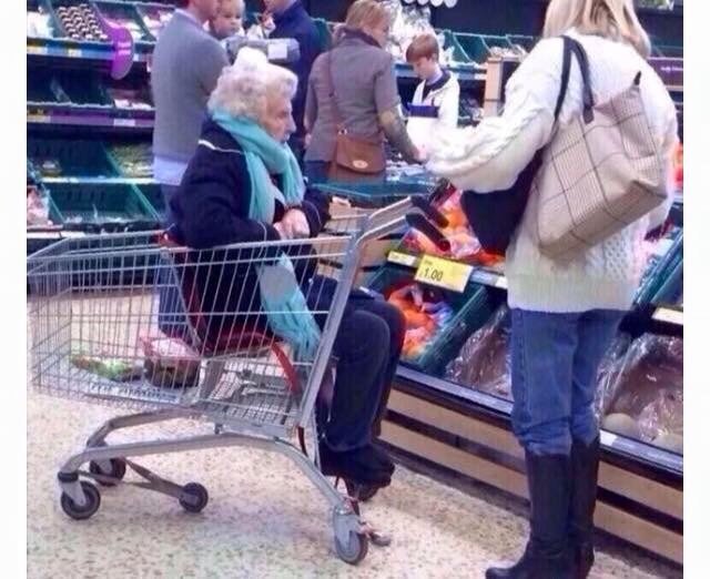 1TomateFraiche's tweet photo. Quand mamie n'a pas été sage https://t.co/PJPNauJxil