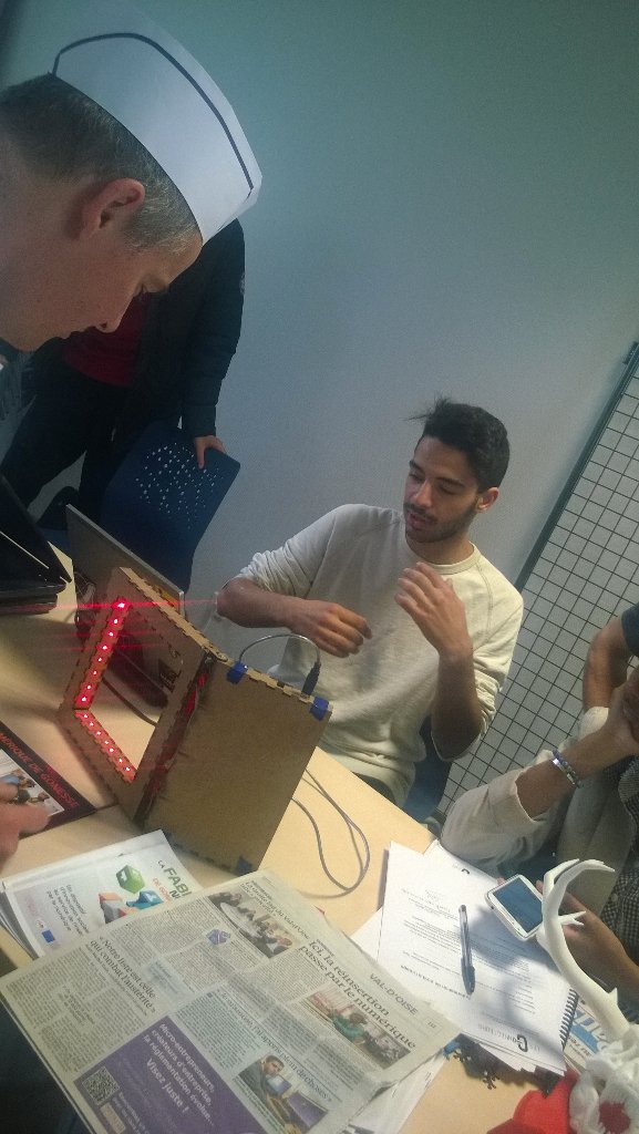 LaFabNum's tweet photo. Le #laserframe fabriqué par Khalil et Vincent fait fureur! #music #JeanMichelJarreStyle https://t.co/foGHBd57Kx