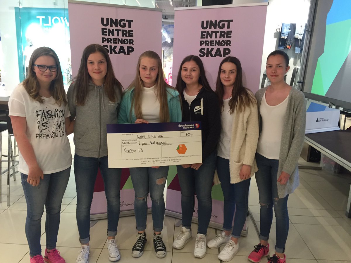 UEFinnmark's tweet photo. 2.plass til 9.kl-jentene fra #Alta. Gratulerer og god tur hjem! #grøntoggenialt #elevbedrift #hurra @ishavskraft https://t.co/PpbMC6DjXR