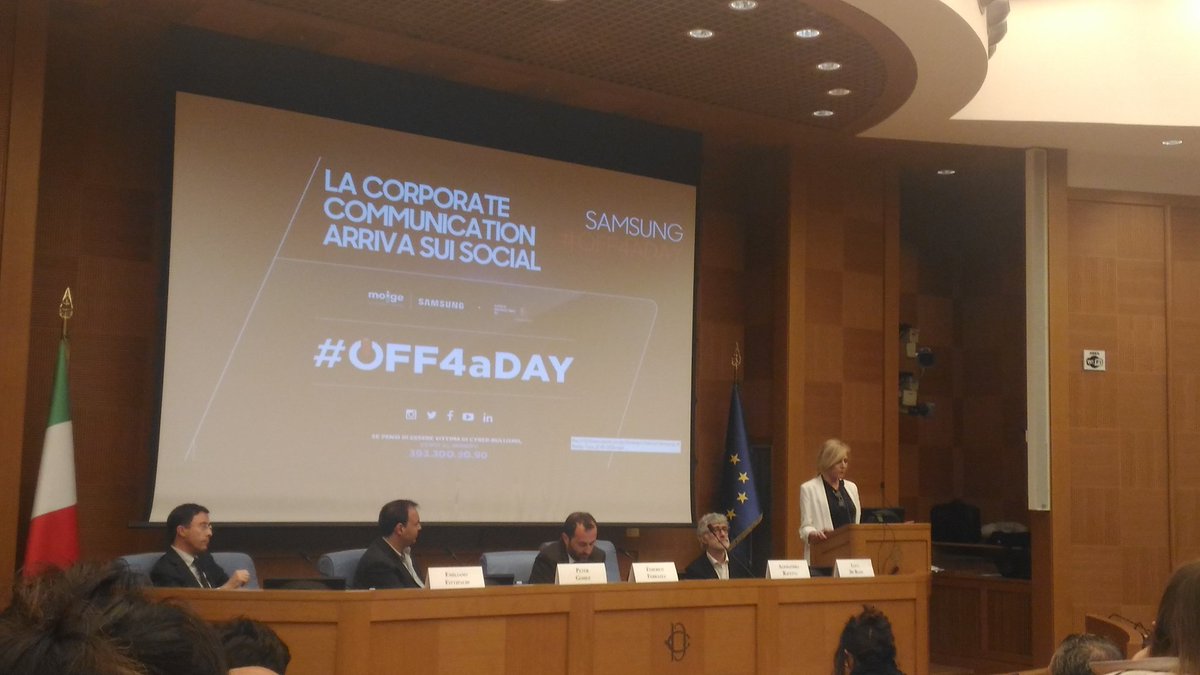 mComunicazione's tweet photo. @Joeyetta parla di 3 casi di uso dei social per @SamsungItalia: la campagna #OFF4aDay ed eventi lancio di prodotti https://t.co/uqR9d6iHO0