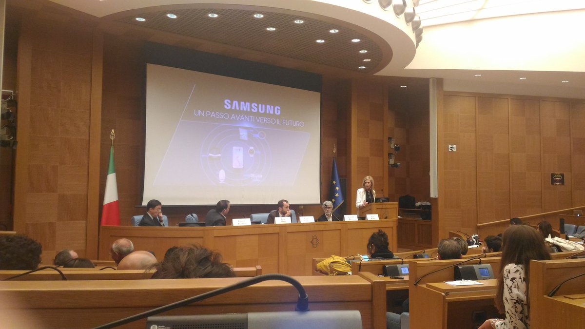 mComunicazione's tweet photo. @Joeyetta parla di 3 casi di uso dei social per @SamsungItalia: la campagna #OFF4aDay ed eventi lancio di prodotti https://t.co/uqR9d6iHO0