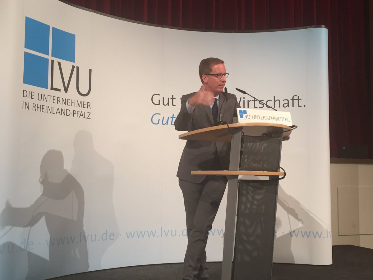 Alex_Schweitzer's tweet photo. Auch mal gut: Hauptredner Prof. Hüther bezieht sich positiv auf Karl Schiller. #UTAG16 @LVURLP https://t.co/7D7HVSaI9O