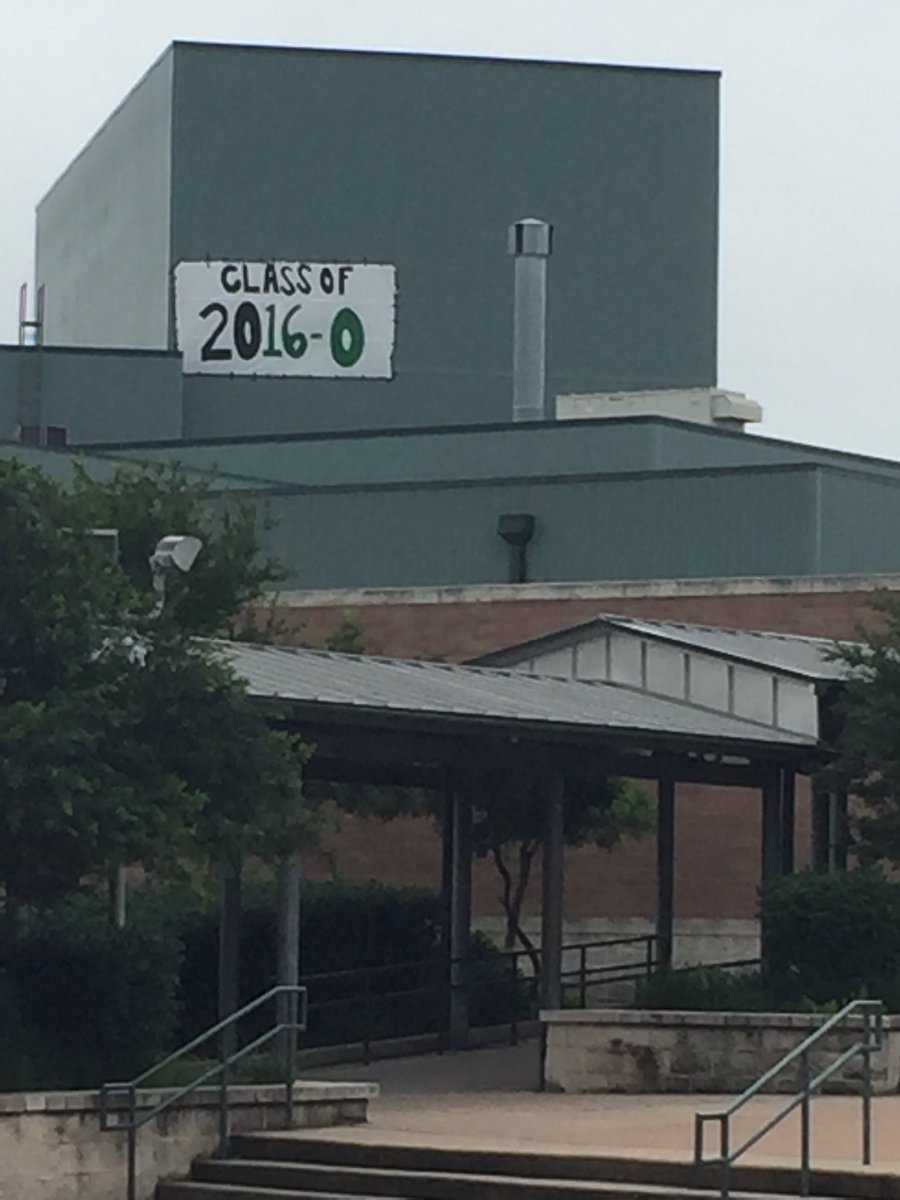 AlanGallagher83's tweet photo. Cool sign Seniors https://t.co/log1ovuIu3