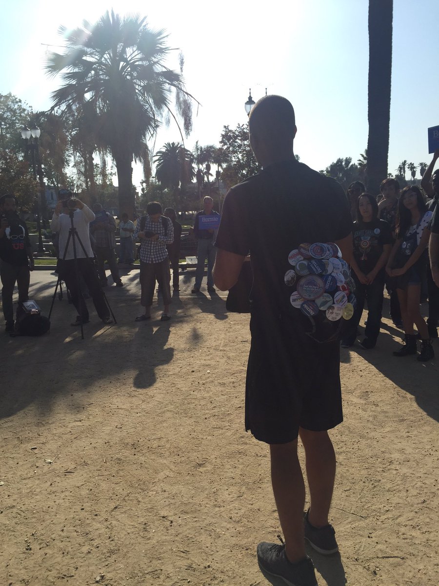 xnikulit's tweet photo. ALL THOSE PINS 👌🏽 #berniebustour #feelthebern @kendrick38 https://t.co/6hS48mb54c
