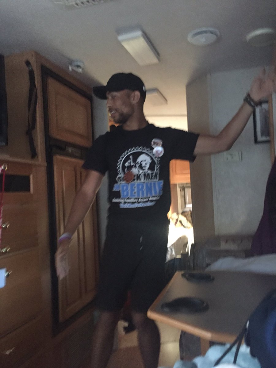 xnikulit's tweet photo. ALL THOSE PINS 👌🏽 #berniebustour #feelthebern @kendrick38 https://t.co/6hS48mb54c