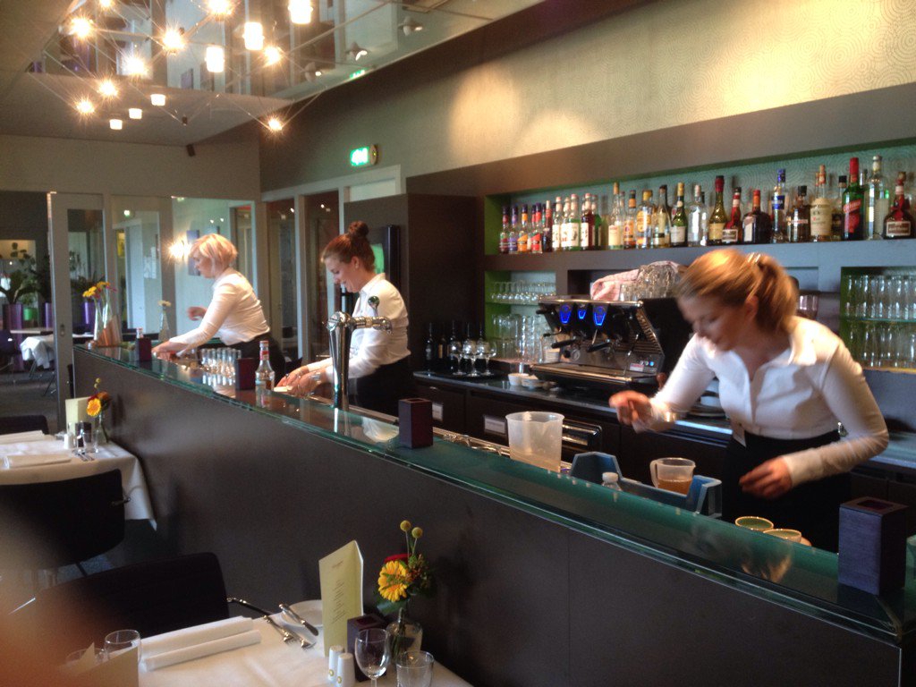 Vandaag 2e dag proeves. Vandaag de bediening ook. Succes!