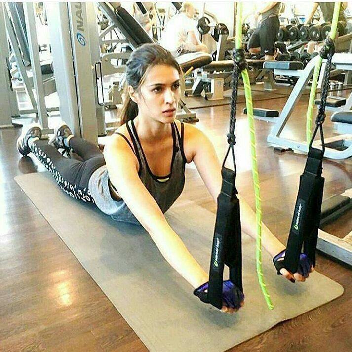 ShowTimeMW's tweet photo. Working hard @kritisanon https://t.co/csZrKGLKMH