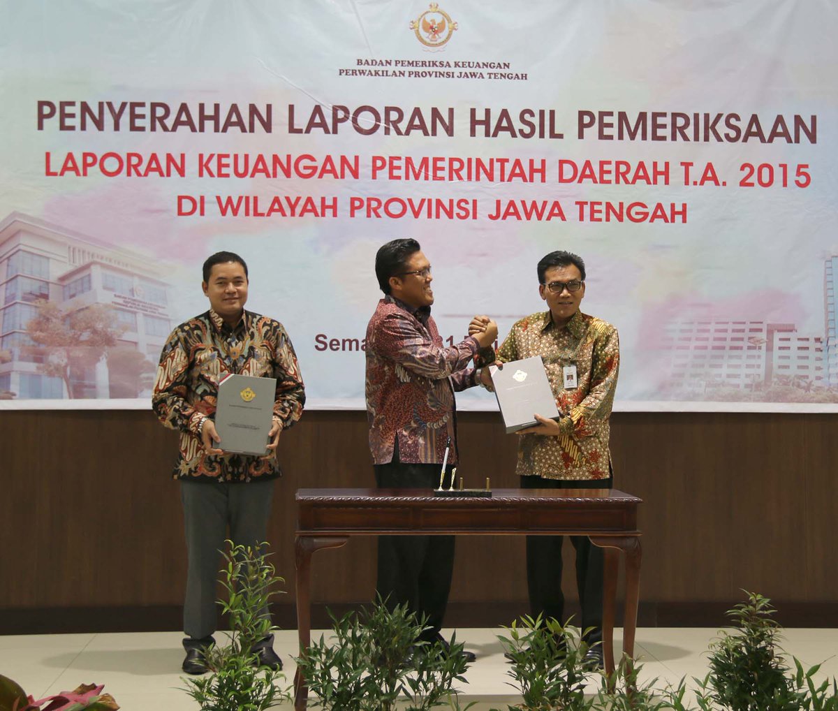 MusthofaWardoyo's tweet photo. Kudus kembali raih opini WTP atas lap keu th 2015 #kudus #wtp @ganjarpranowo @jokowi @menpangoid https://t.co/nS1skzhDvK