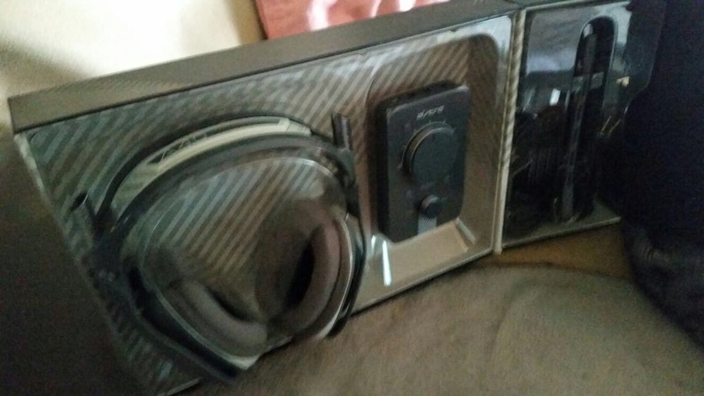 killianrgd's tweet photo. Concours :
Tente de gagner un ASTRO A40 + Mixamp dans ca boîte pour çela il suffit de #RT ce tweet ét #Follow me https://t.co/A2aaadPrjn