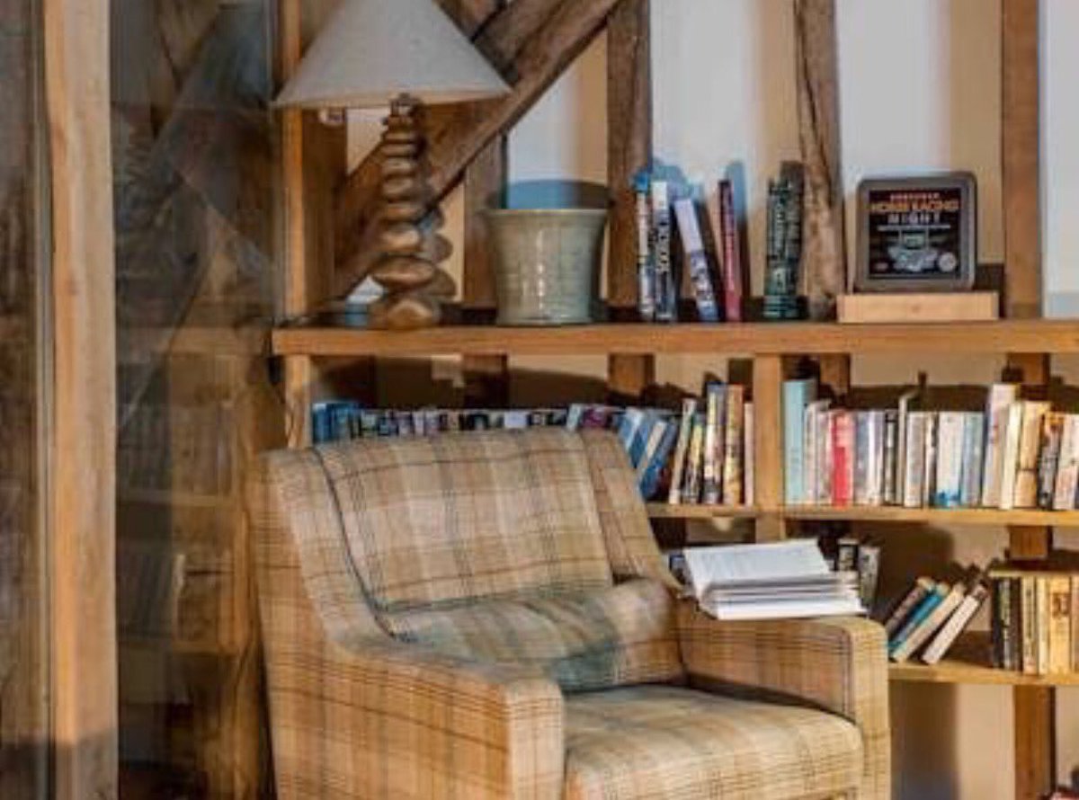 barnroundhurst's tweet photo. #Bankholidayblues?Especially going back to work in this dreaded #rain #hotel #lounge #libary #cosy #wishyouwerehere https://t.co/DqTyjLqOEu