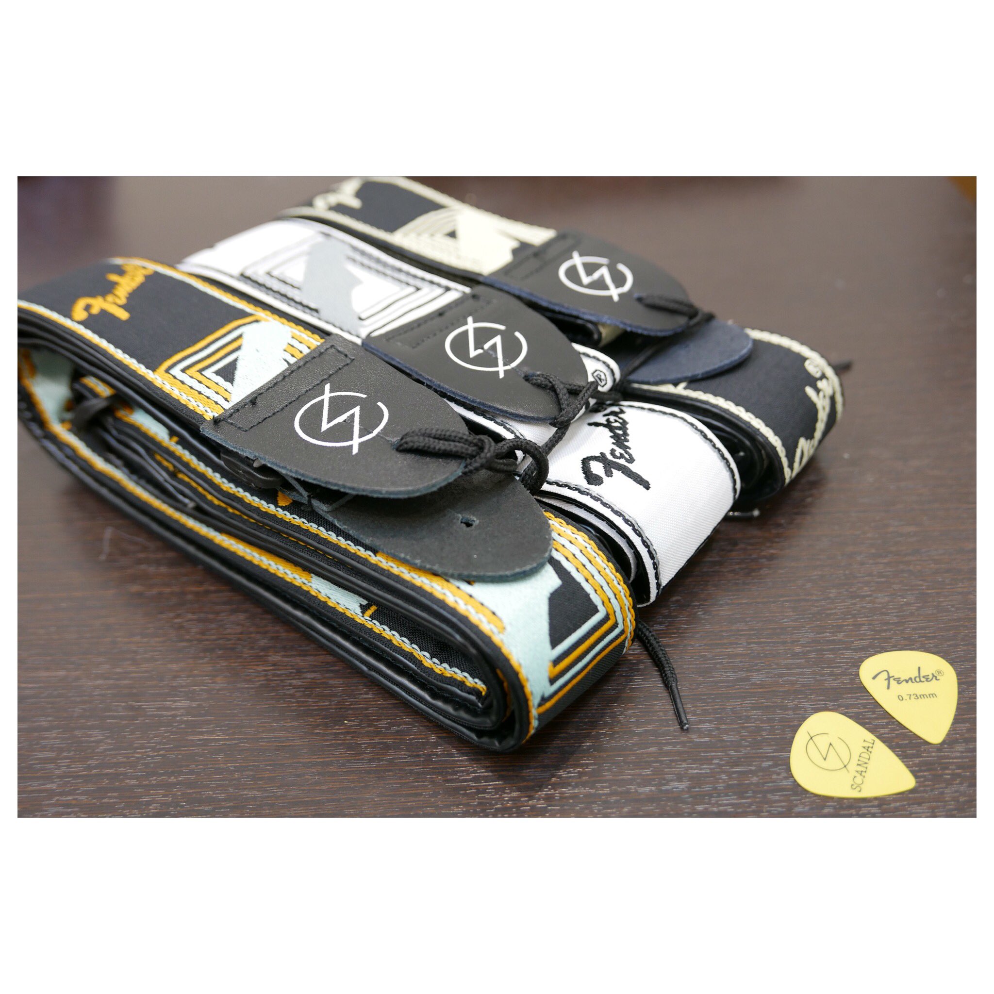 FENDER SCANDALストラップ2点セット（SCANDAL専用　ピック付） FENDER SCANDALストラップ2点セット（SCANDAL専用 ピック付