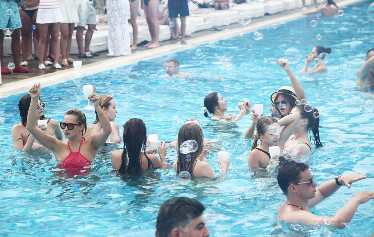 RixosSungate's tweet image. We love white but we love white party more...
#RixosSungate #RixosSungateMayFest #RixosSungateMayFest2016