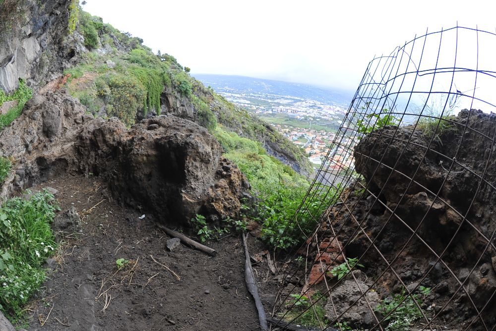 La cueva de Bencomo: un BIC con 30 años de abandono #arqueologia #Tenerife ow.ly/MeoG300KFHK