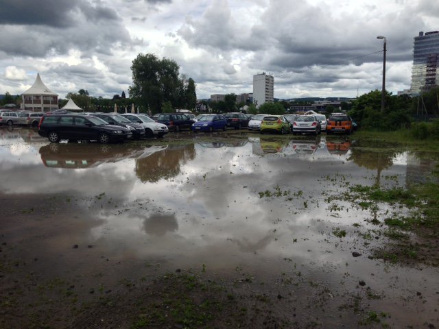 AMgrade's tweet image. Wer heute kein Parkplatz gleich neben dem #TZK in #Koblenz bekommen hat, der braucht Flosse