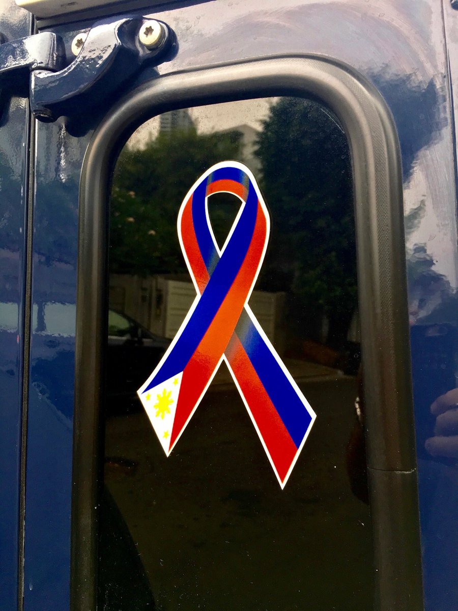 GoyoYLarrazabal's tweet image. THIS is the RIGHT ribbon stickers that vehicles should have. THIS is the right ribbon for Filipinos..