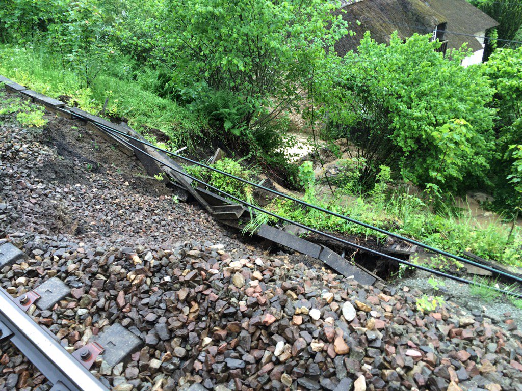 lignesNetU_SNCF's tweet photo. @fouquetmorgane avec des glissements de terrain qui emportent les voies #inondation #eboulements https://t.co/bwlAiipBrr