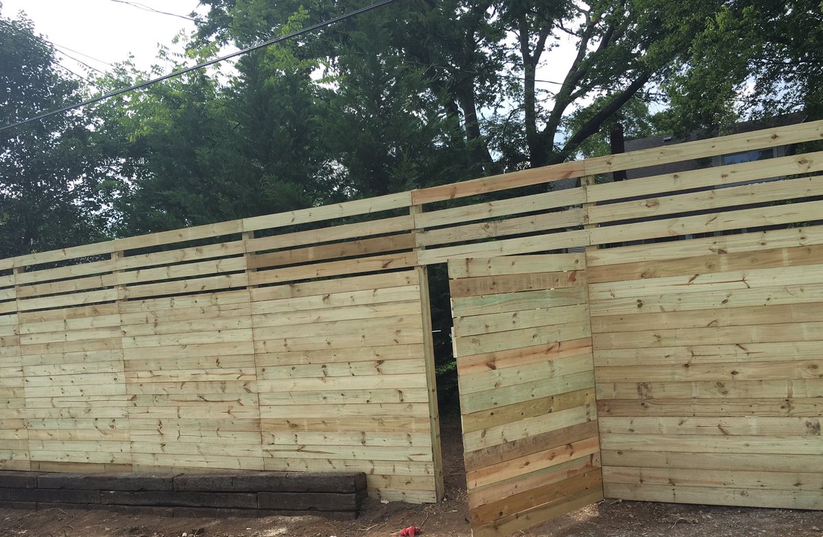PoplarSpringsTN's tweet photo. A picture of the huge privacy fence we built last week. #NashvilleFence #hardscaping #EastNashville https://t.co/EOMblrEWoL