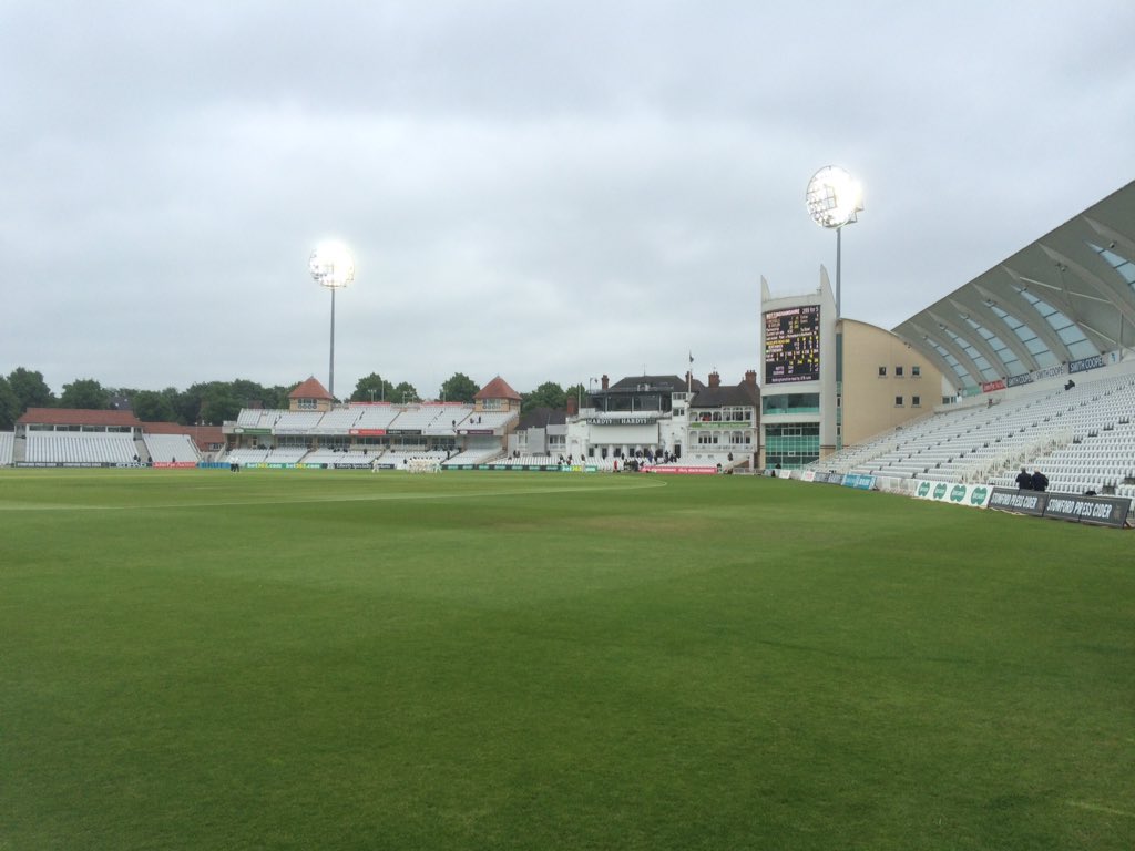 TrentBridge's tweet photo. Rain stops play. Notts 289-5, leading by 376. Taylor & Wessels leave to warm (cold, wet) applause #NottsvDurham https://t.co/aWZyHsN13Q