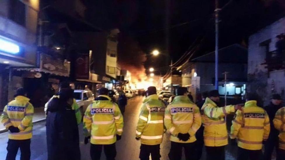 dmaslejos's tweet photo. #TierraOnFire DESALOJO 7 manifestantes con heridas leves y1 Policía con traumatismo d cráneo https://t.co/HQuk03khrY https://t.co/lht1VEPeJ4