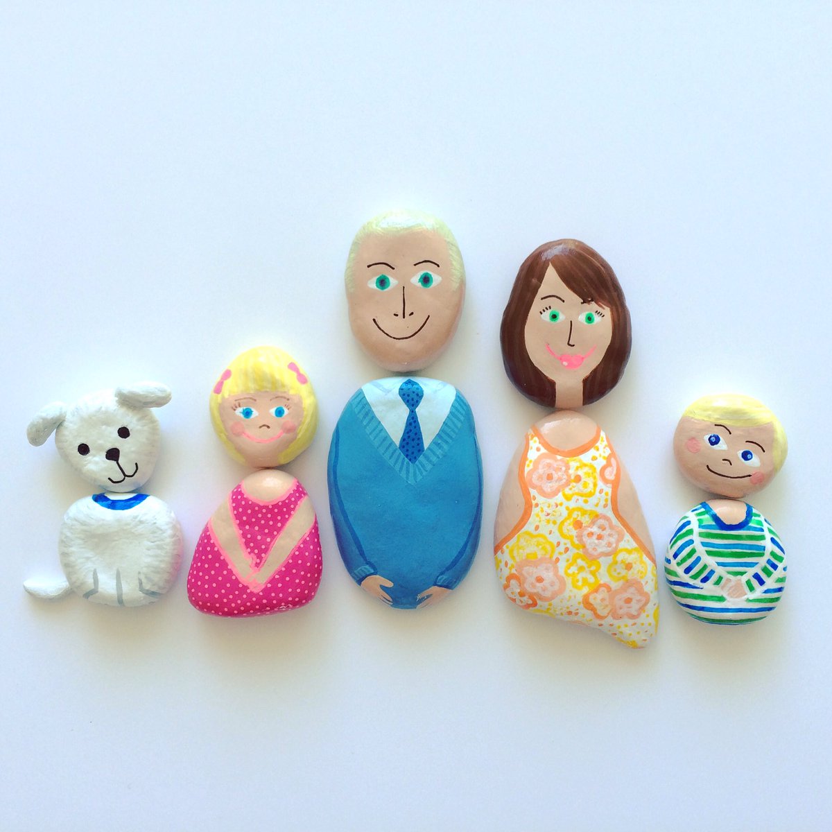 yael_design's tweet photo. I can't wait to give this #familyportrait to their owners!!
#paintedstones #acrylic #art https://t.co/iIhmmVxnih