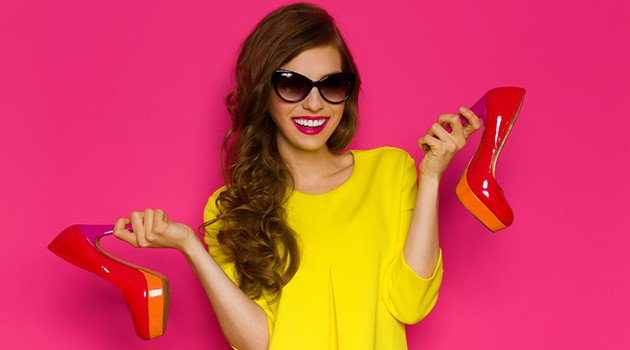 Девушка на роликах. Лет и представлен в яркой. Девушка в яркой одежде. Девочка в очках в яркой одежде. Яркая девушка.