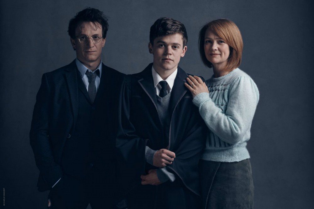 Hogwartssite's tweet image. Primeras imágenes de la familia Potter en 'Harry Potter and the Cursed Child'