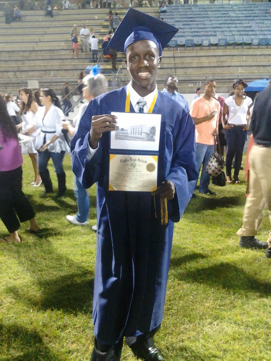 I_TapsThatAhh's tweet photo. 3 Years Ago Today Me And My Bros Walked Across That Stage . I Dont Miss It At All ���😁 #EustisHigh2013 #ProudAlumni https://t.co/M7eRGYTSob