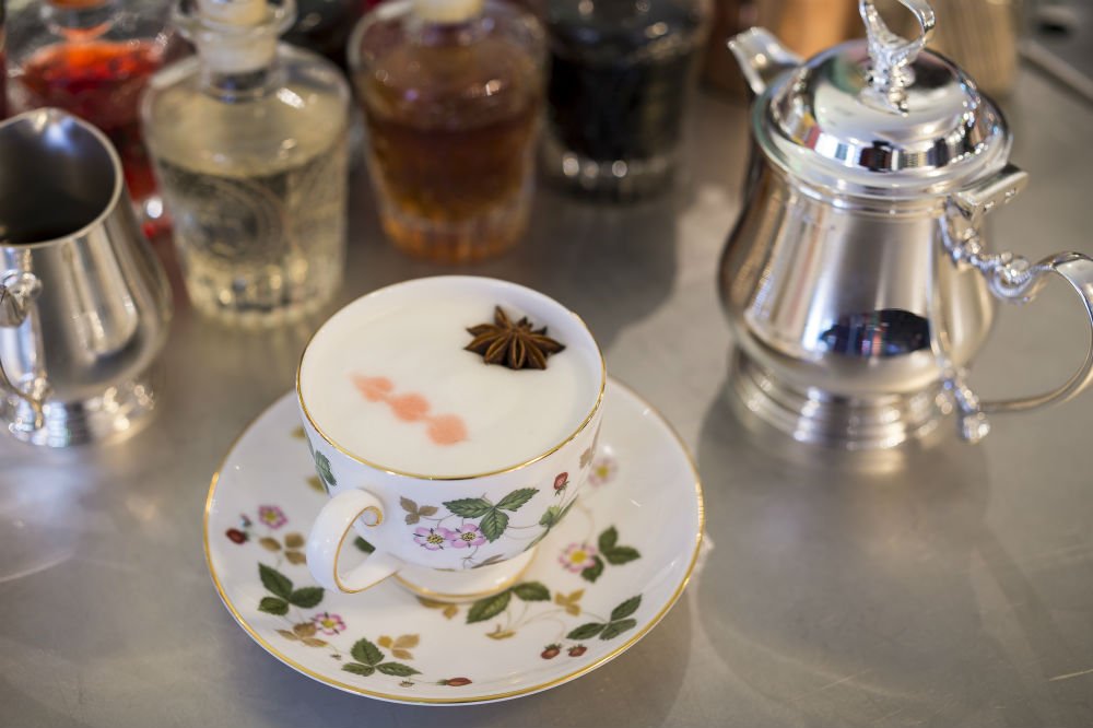 Calling all brides - you need this pretty teacup #cocktail at your #wedding ❤ bit.ly/1OB5jgp #bridetobe