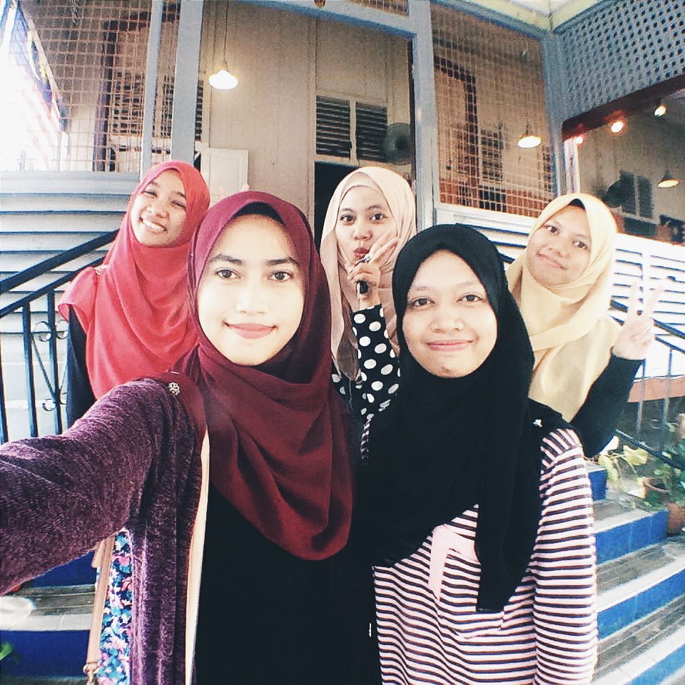 nadfrhns's tweet photo. Though it's a short meet up but it was beyond meaningful 💕 #nana #diasemanishoney #isteriorang #ticer #jeyditee https://t.co/gZPgAvSUcs