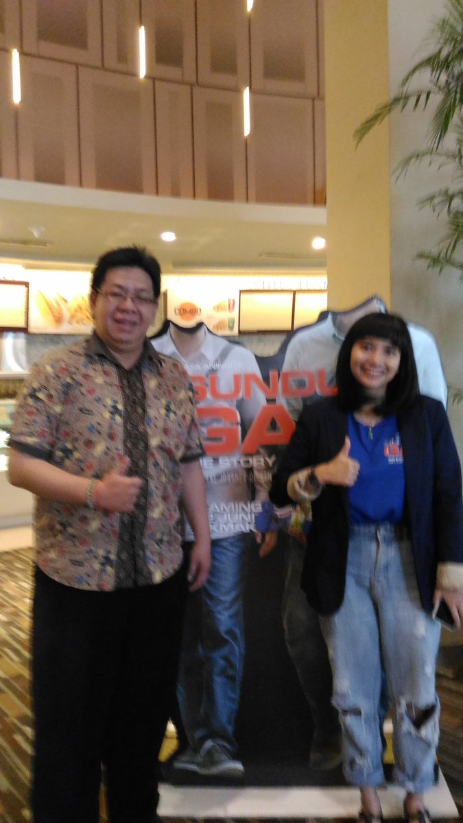 <a href="/johanesaw/">johanes ariffin</a> bersama <a href="/NayaAnindita/">Naya.Anindita</a> sutradara film sundul gan #sundulganmovie keren filmnya musti nonton <a href="/NayAddic_/">@NayaAnindita FC</a>