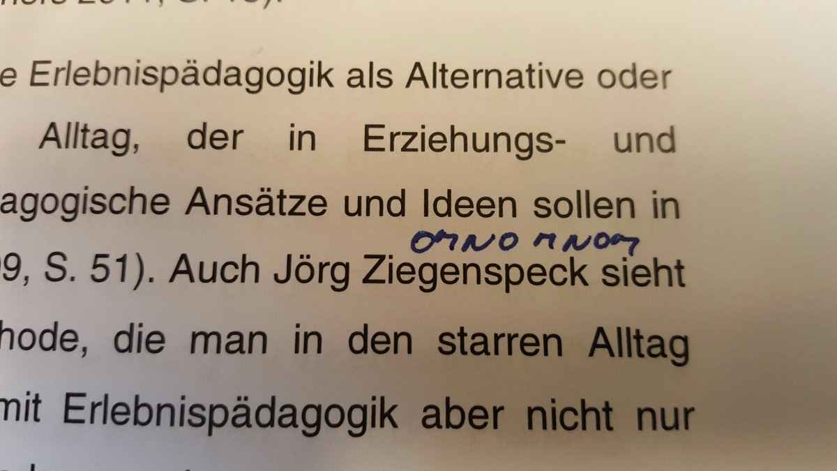 ChickenWingGraz's tweet photo. Das Wichtigste beim Korrigieren von Abschlussarbeiten ist, dass man konzentriert bleibt.
#studentlife #masterthesis https://t.co/lkaJbBUC5j