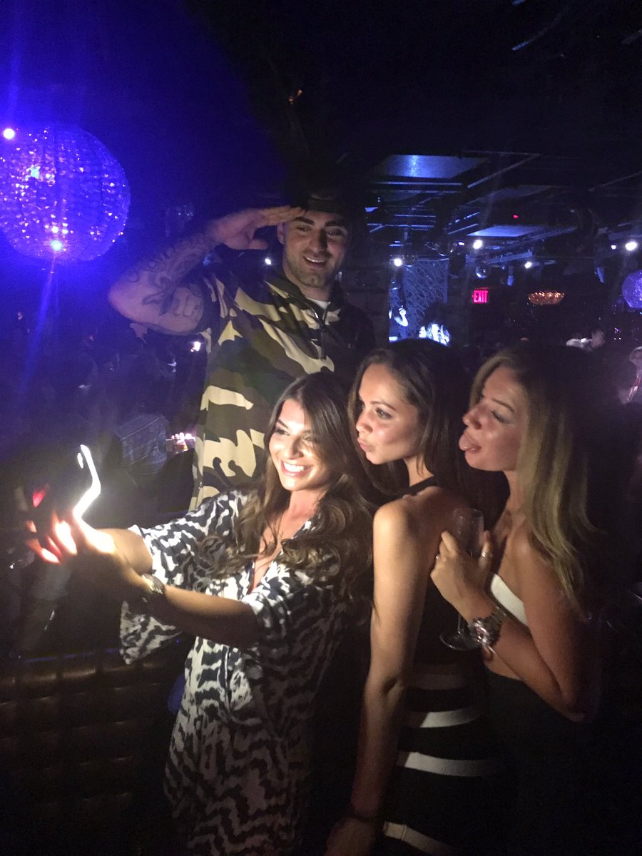 ItsLitCases's tweet image. Get your selfie case today for only $22 at toptierstyles.com