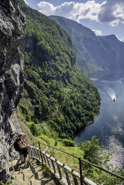Puur genieten van mooie bergroutes met uitzicht op witte bergtoppen en het diepblauwe water vd beroemdste #fjorden!