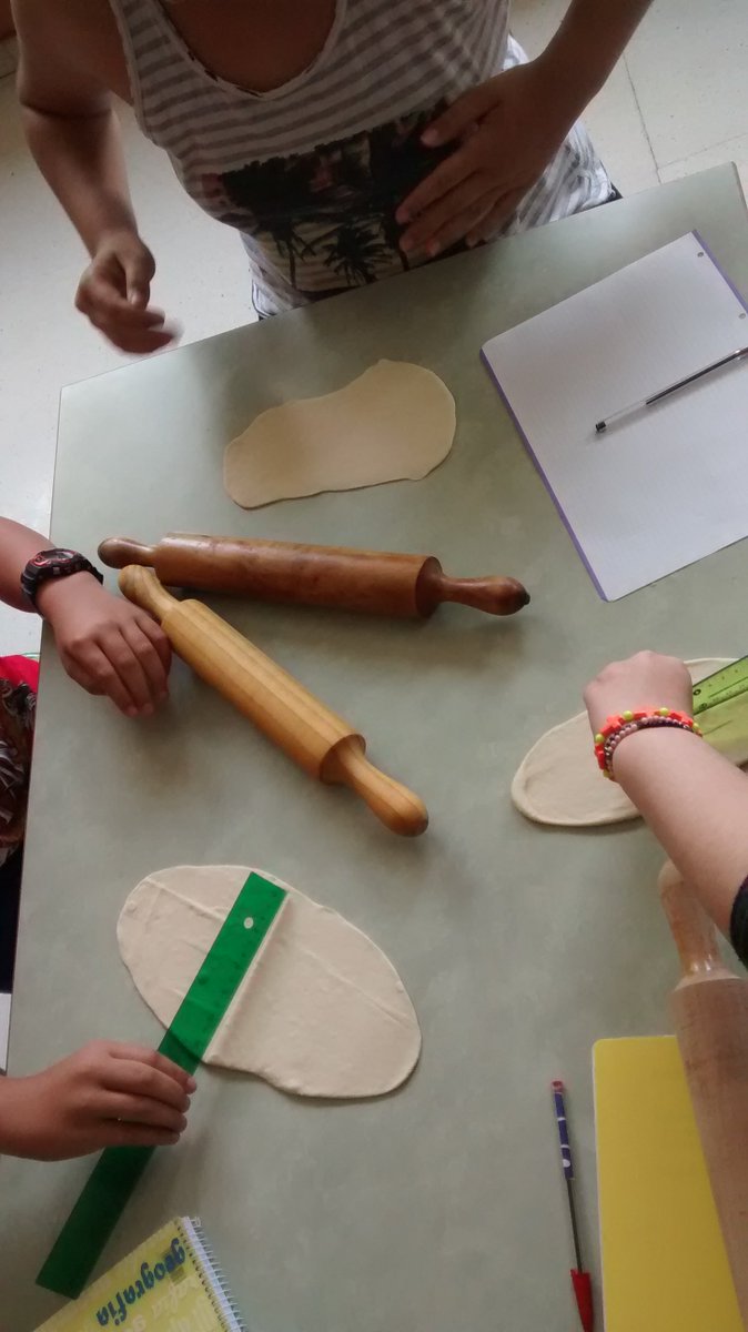 MrWolfTeacher's tweet image. Clase de Naturales analizando fermentación, elasticidad y PIZZA #teachvolution #teachingrevolution