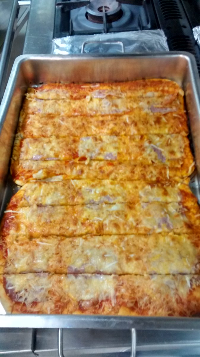 MrWolfTeacher's tweet image. Clase de Naturales analizando fermentación, elasticidad y PIZZA #teachvolution #teachingrevolution