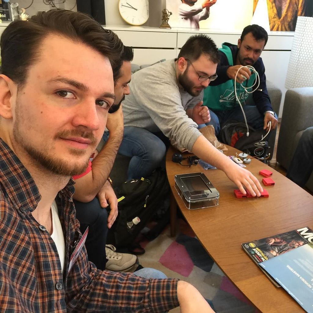 caudalfinIoT's tweet photo. Me at @apegroup #IoT #hackathon #apehack ! 🤖🐵 by g4brieljfk https://t.co/bbWZKjgGMm