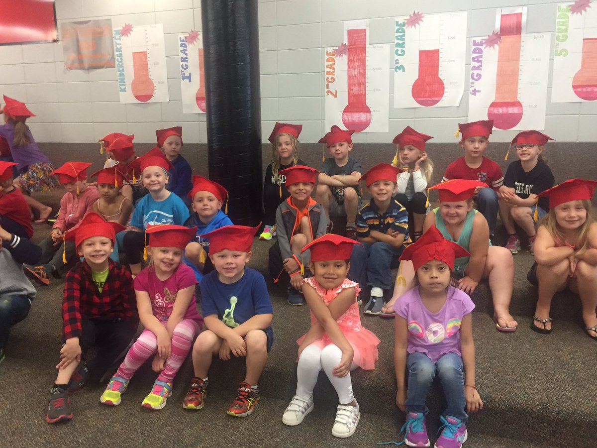 LinzkMrs's tweet image. This just got real!!! Kindergarten graduation practice!! @CSEROCORI #cse2028 #csestrong