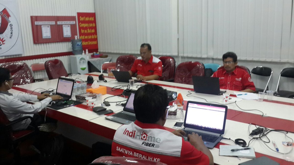 telkomsingaraja's tweet photo. @TelkomIndonesia @_funtastic5_ @parwi66 #rasio #rasa Witel Singaraja masih mensolusikan transaksi Indihome. SEMANGAT https://t.co/ArdzM1txTJ