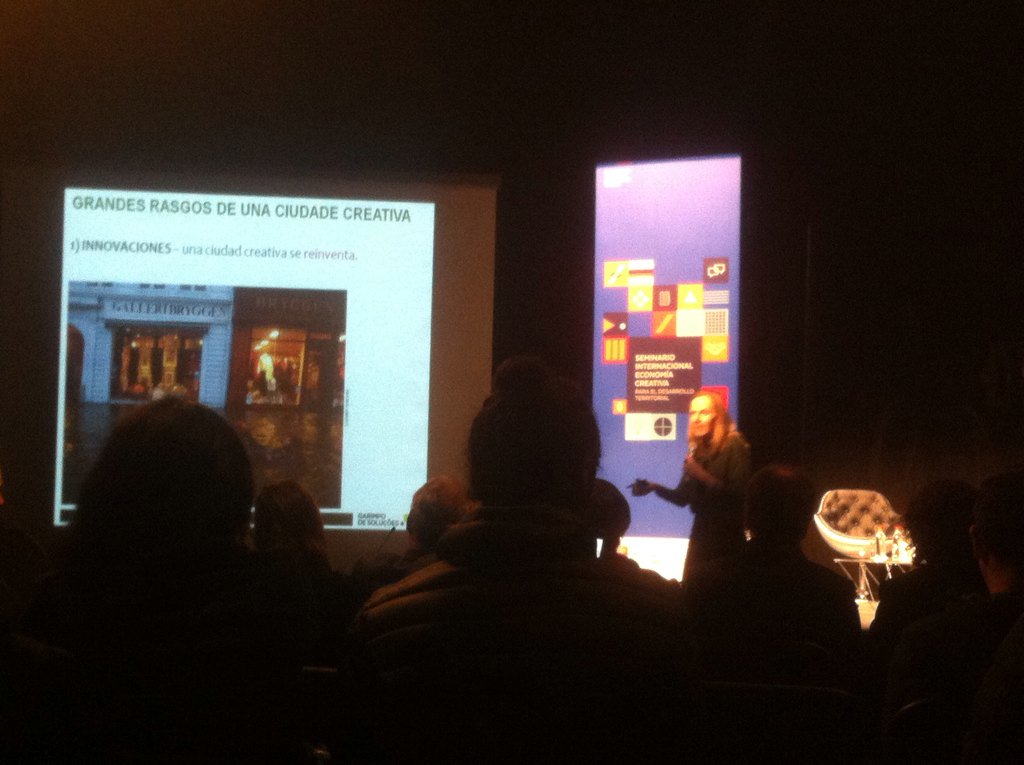 AGICC_'s tweet photo. Ana Carla Fonseca hablando sobre características de una ciudad creativa #seminarioeconomiacreativa https://t.co/JNjajqaa3b