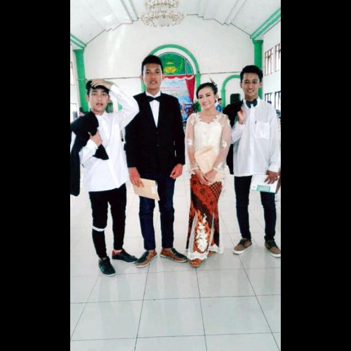 nandaDF5's tweet image. Perpisahan bukanlah akhir dari pertemuan 😊 tetep nyapa yak walau beda SMA/Smk 
#lulusananakesempe