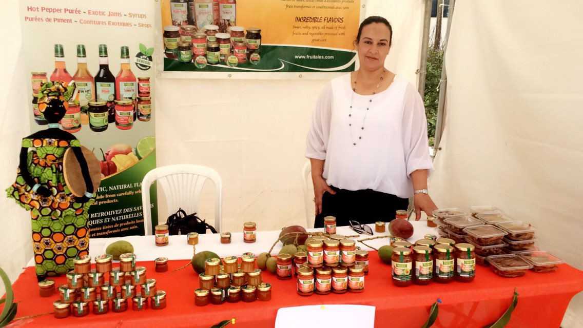 Retrouvez Laila, Emilie et "madame Fruitales" avec nos produits à la mangue sur la place du Souvenir